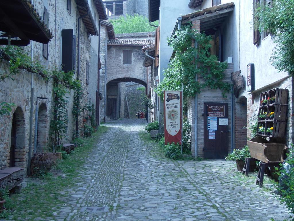 La Locanda Del Borgo Torrechiara Eksteriør billede